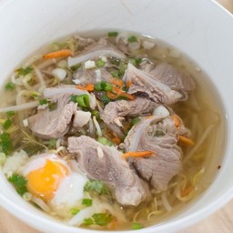 ก๋วยเตี๋ยวหมูกระดูกอ่อน น้ำใส ใส่ไข่ออนเซ็น