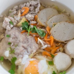 ก๋วยเตี๋ยวหมู น้ำใส ใส่ไข่ออนเซ็น