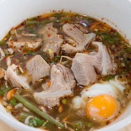 ก๋วยเตี๋ยวหมูกระดูกอ่อน ต้มยำ ใส่ไข่ออนเซ็น