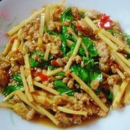 ข้าวผัดหน่อไม้ดองหมูสับ