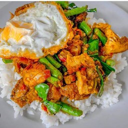 ผัดพริกแกงหมูราดข้าว ฟรีใข่ดาว