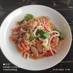 ยำมาม่าหมูสับใส้กรอกบีลัคกี้