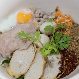 ก๋วยเตี๋ยวหมู แห้งยำ ใส่ไข่ออนเซ็น