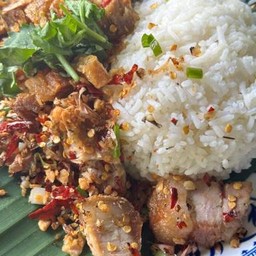 ข้าวราด-หมูกรอบคั่วพริกเกลือ