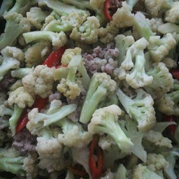 ผัดดอกกะหล่ำหมูสับ