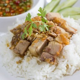 ข้าวหมูกรอบกะเทียมพริกไทย