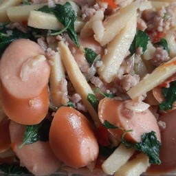 ข้าวหน้ากระเพราหน่อไม้หมูสับ,ไส้กรอก