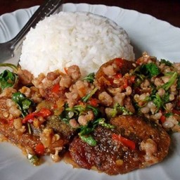 กระเพราไข่เยี่ยวม้า หมูสับ