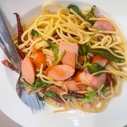 สปาเก็ตตี้แฮมไส้กรอกผัดพริกแห้ง