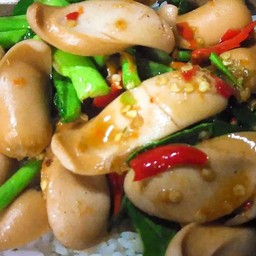 ข้าวหน้าผัดกระเพราคะน้าไส้กรอก