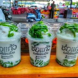 ลอดช่องกะทิสดปั่น (ถ้าไปถึงดูดแล้วลอดช่องเป็นน้ำแข็งอย่าว่ากันนะสาว มันเย็นจัดเน้ออ^^