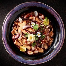 ยำบุษบาลุยไฟ ยำรวมย่าง (คอหมูย่าง, แป้งนมย่าง, ไส้ย่าง)