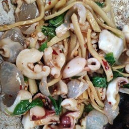 กะเพราหมึกใส่หน่อไม้ (ราดข้าว)