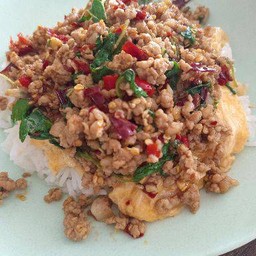 ไข่ขยี้ราดกระเพรา