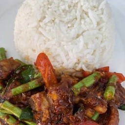 ข้าวหมูกรอบผัดพริกเเกง