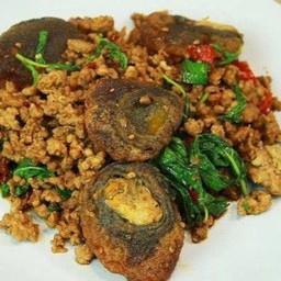 ข้าวกะเพราไก่ไข่เยี่ยวม้า