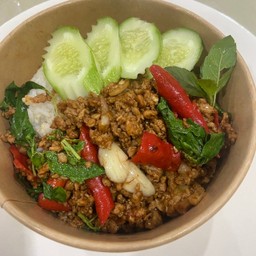 กะเพราหมูสับราดข้าว เมนู ขายดีที่ร้าน อิ่มจุกๆๆ