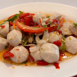 ยำลูกชิ้นหมูแซ่บ