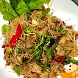 ผัดหมี่กระเพราแซ่บบบ