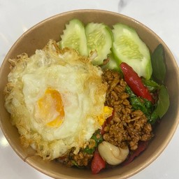 กระเพราหมูสับราดข้าว