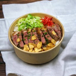 ข้าวหน้าสเต็กพรานไทย-น้ำจิ้มแจ่ว
