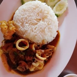 ข้าวราดพริกแกงปลาหมึก