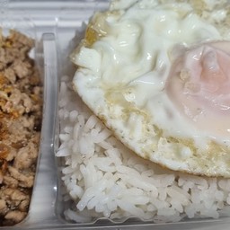 ข้าวกระเทียม + ไข่ดาว