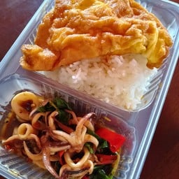 กะเพราปลาหมึกราดข้าว
