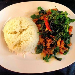ไข่เยี่ยวม้าผัดกระเพรากรอบราดข้าว