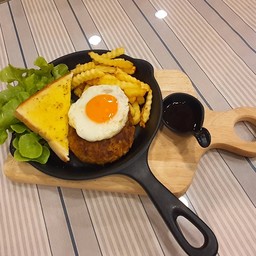 แฮมเบิร์คหมู เสริฟคู่กับ เฟรนไฟร์ และขนมปังกระเทียม