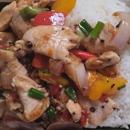 ีไก่ผัดพริกไทยดำ ราดข้าว