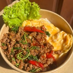 กระเพราหมูสับ ไข่ข้น