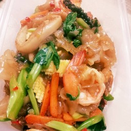 เส้นใหญ่ผัดขี้เมาทะเล