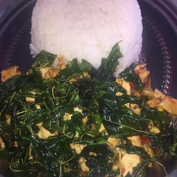 ข้าวราดผัดกระเพราไข่เยี่ยวม้าหมูชิ้น