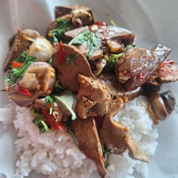 กะเพราเครื่องในไก่