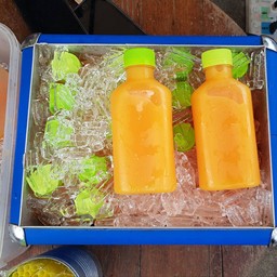 น้ำส้มคั้นสดแท้ 100%