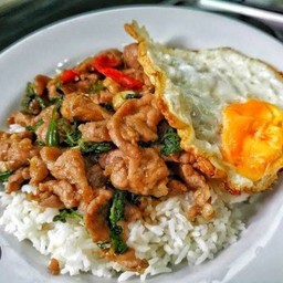 กระเพราหมูชิ้นใข่ดาว