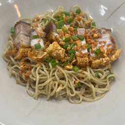 บะหมี่แห้งหมูกรอบ