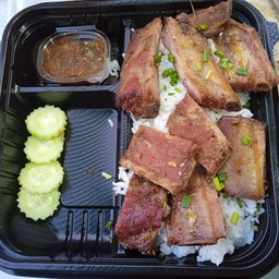 ข้าวหน้าชีโครงหมูย่าง   พร้อมนำ้จิ้มแจ่ว ..