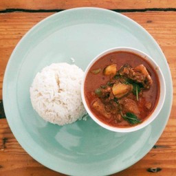 ข้าวแกงเผ็ดเนื้อ