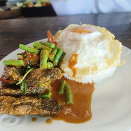 ปลาดุกผัดพริกแกงราดข้าว