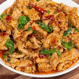 กระเพราหมูชิ้นเป็นกับข้าว