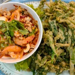 ยำผักบุ้งกรอบ