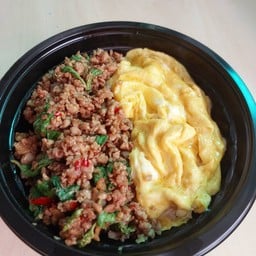 กระเพราหมูสับไข่ขัน + น้ำเก๊กฮวย