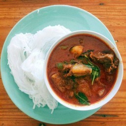 ขนมจีนแกงเผ็ดเนื้อ