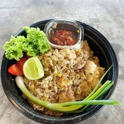 ข้าวผัดอกไก่ชิ้นโตโต
