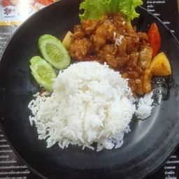 ข้าวพริกเผ่าไก่กรอบ