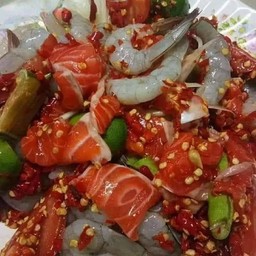 ยำแซลมอนกุ้ง