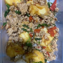 ข้าวกะเพราหมูสับเต้าหู้ไข่