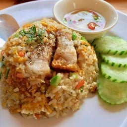 ข้าวผัดหมูกรอบ